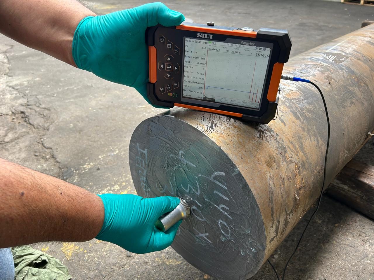 Ensayo de ultrasonido con detector de fallas en barra de acero - INSTEC